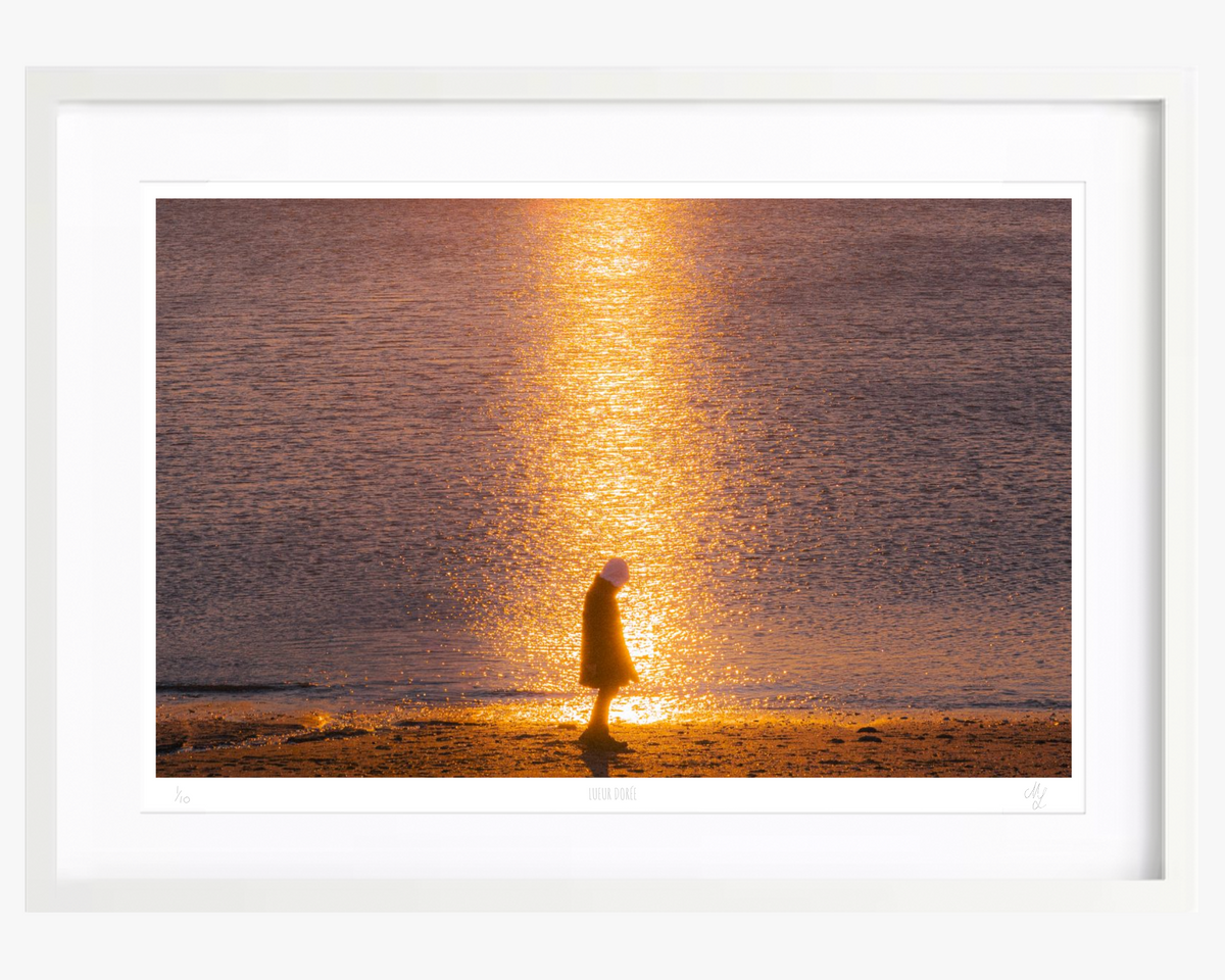 « Lueur dorée » — Maiwenn Langlois · tirage photo d’art A2, cadre blanc