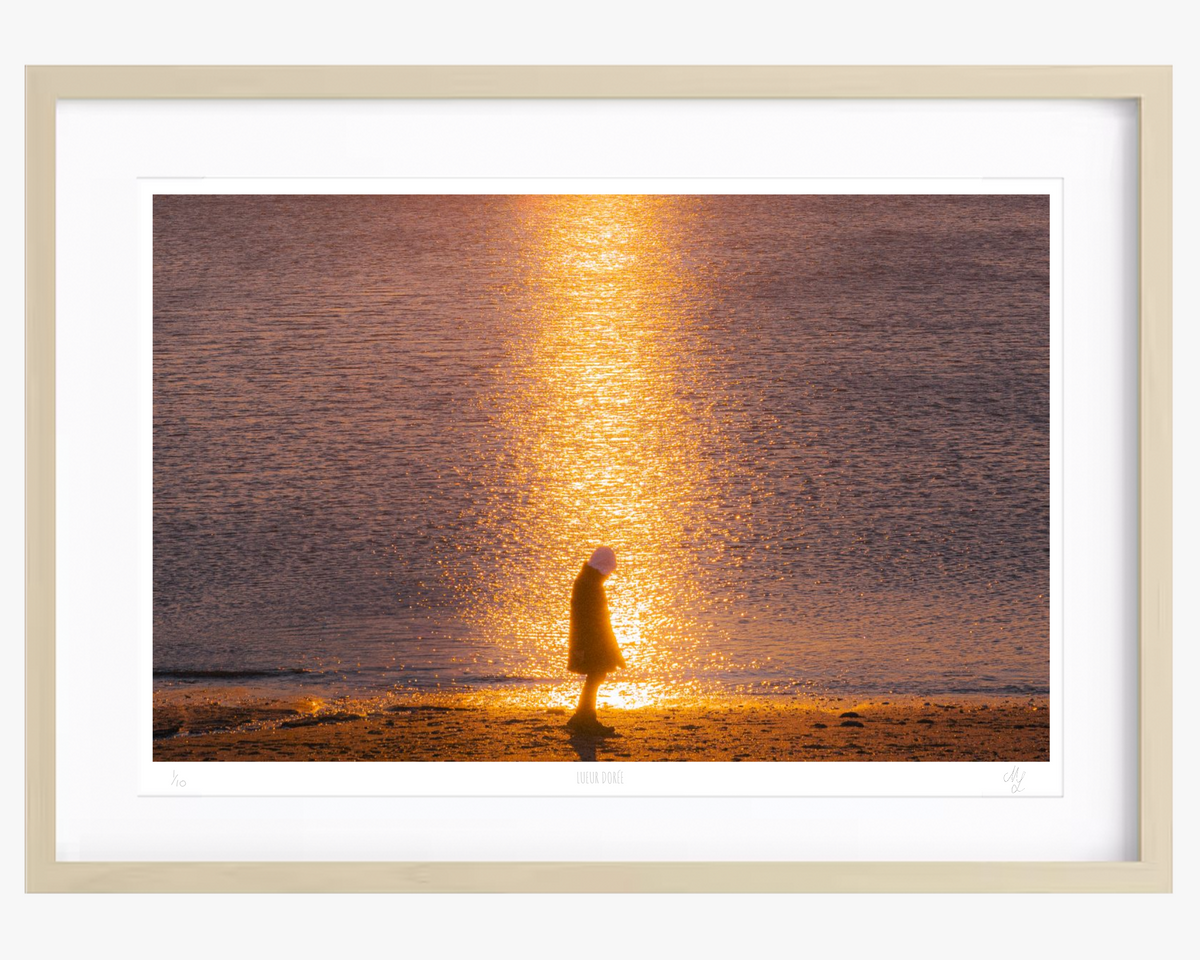 « Lueur dorée » — Maiwenn Langlois · tirage photo d’art A2, cadre bouleau