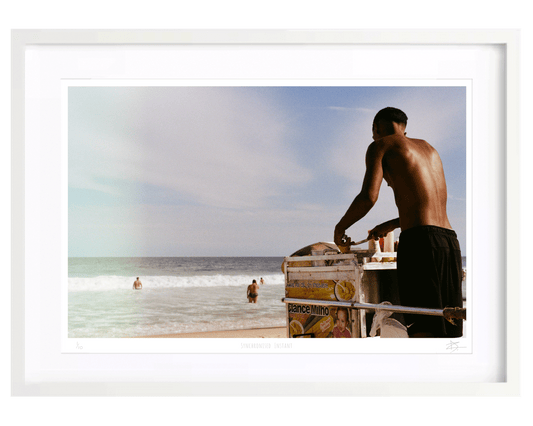 Synchronised Instant — A2 — cadre blanc