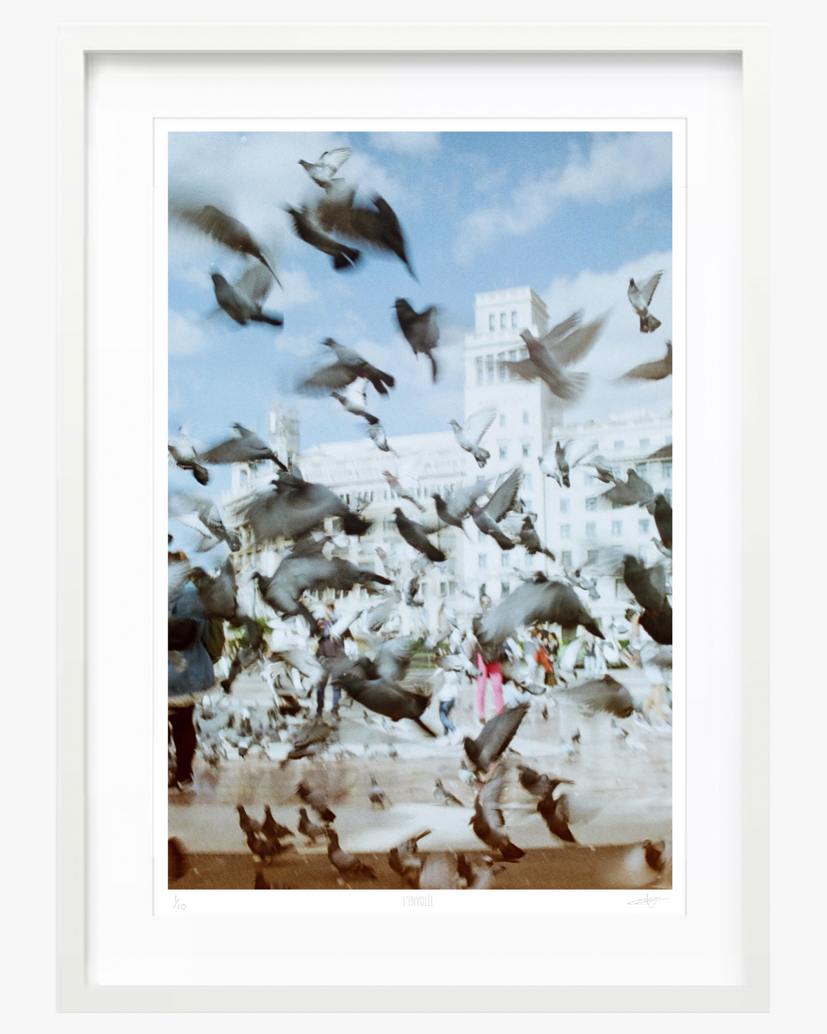 « L’envolée » — SandyHeily · tirage photo d’art A2, cadre blanc