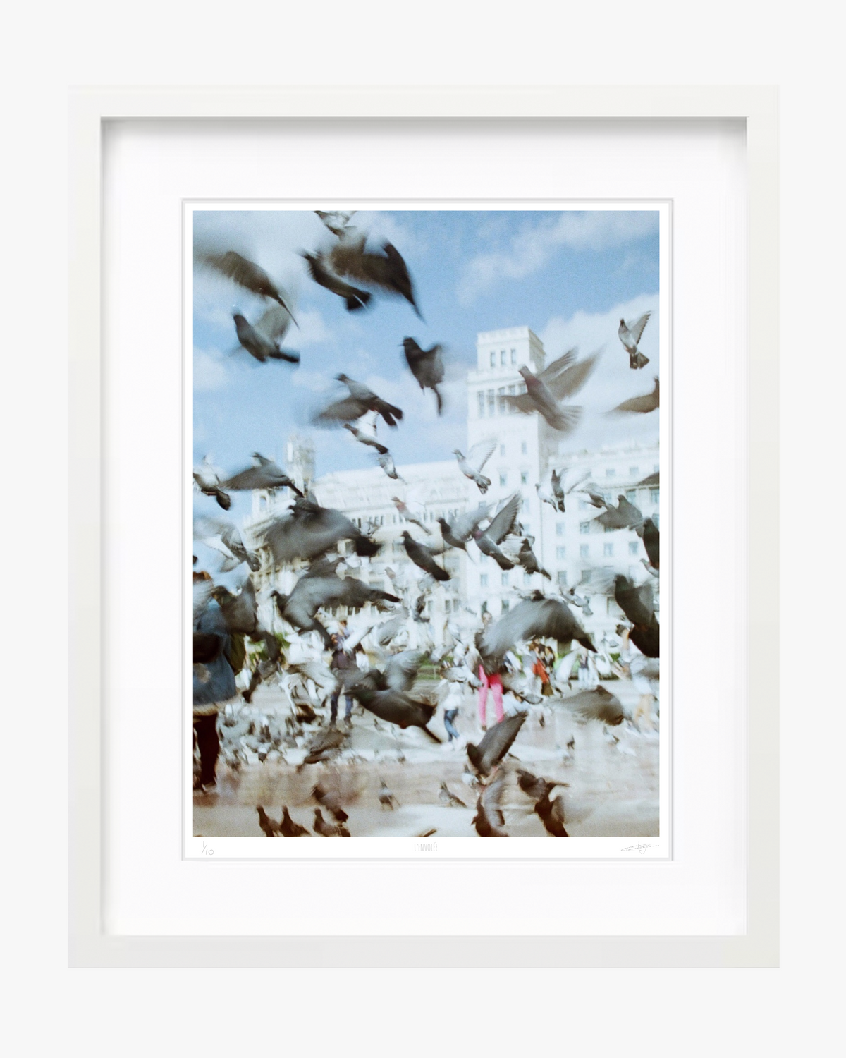 « L’envolée » — SandyHeily · tirage photo d’art A3, cadre blanc
