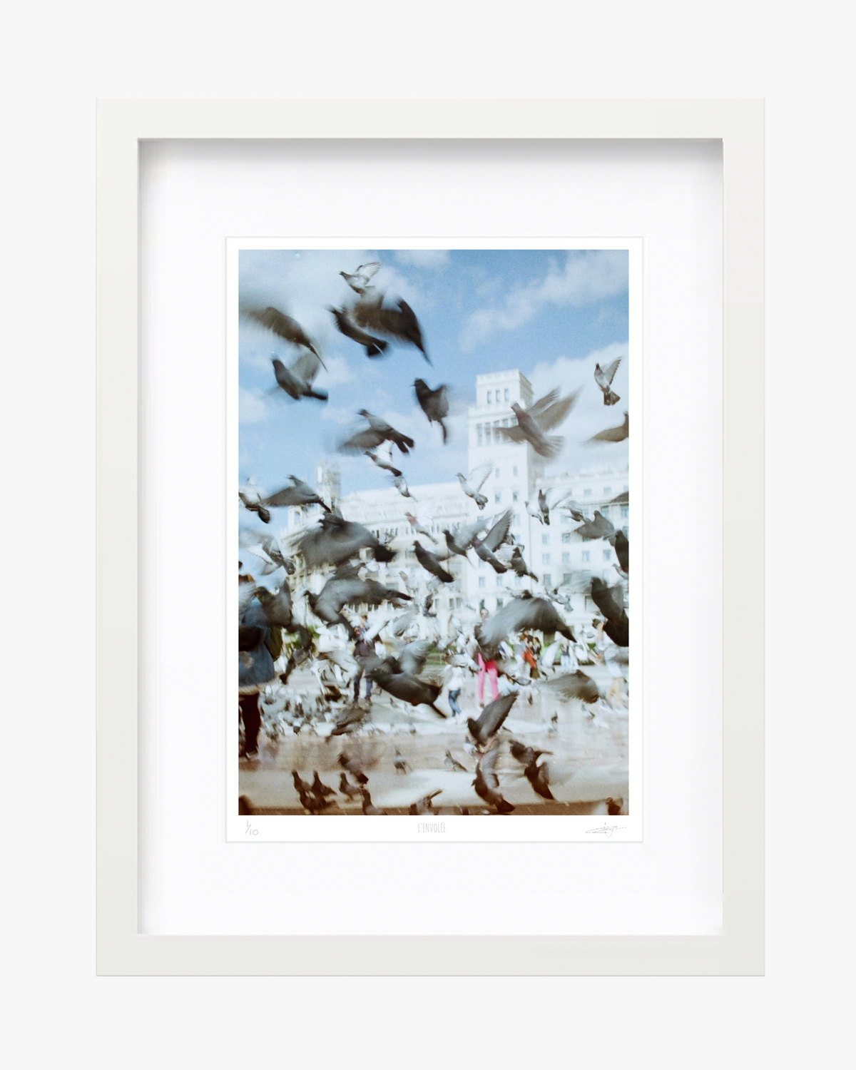 « L’envolée » — SandyHeily · tirage photo d’art A4, cadre blanc