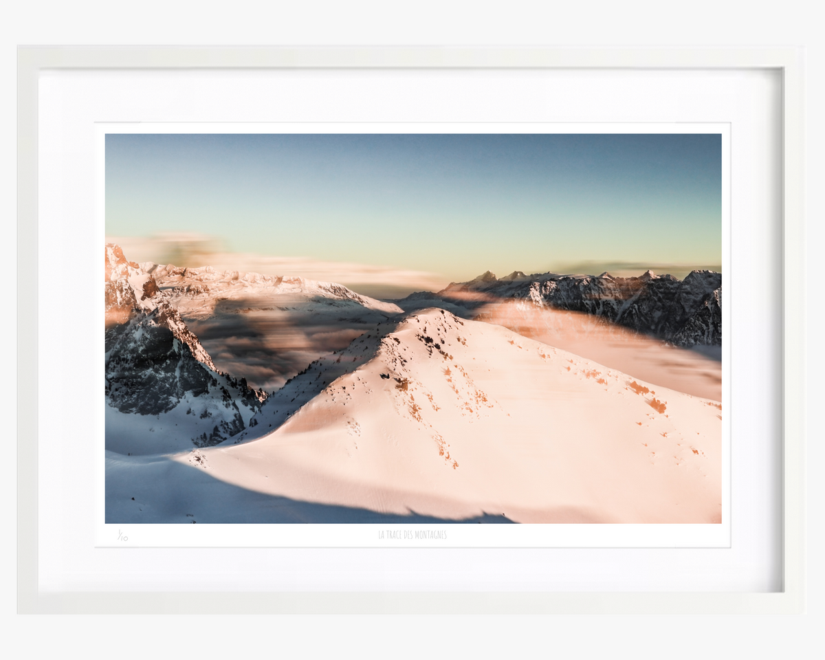 « La trace des Montagnes » — Nicolas Vaillant · tirage photo d’art A2, cadre blanc