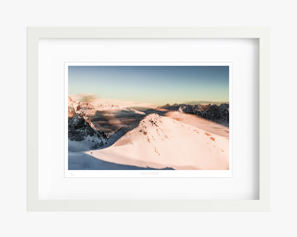 « La trace des Montagnes » — Nicolas Vaillant · tirage photo d’art A4, cadre blanc