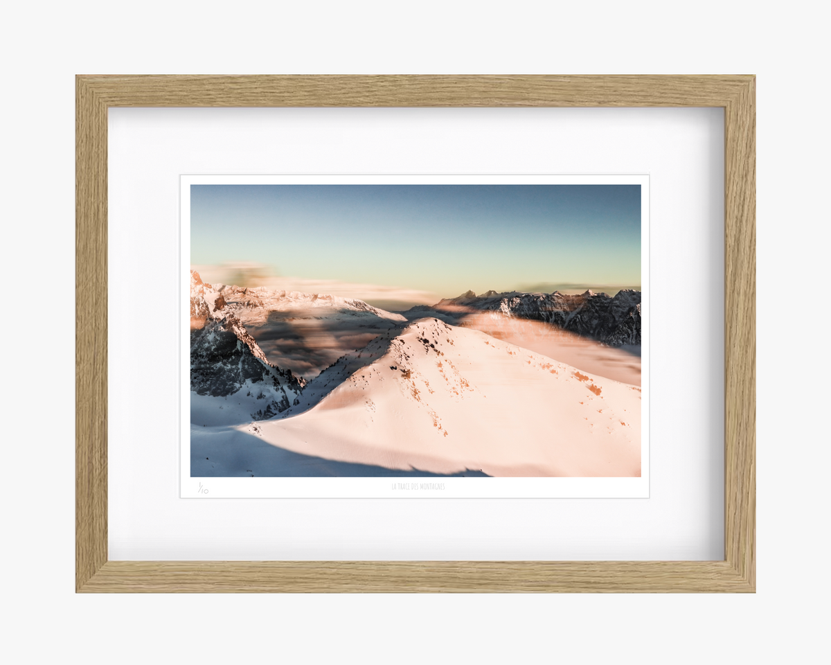 « La trace des Montagnes » — Nicolas Vaillant · tirage photo d’art A4, cadre chêne